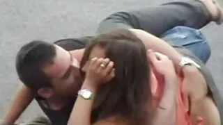 Paukščių jaunikliai yra skirtingi ir šokinėti ant Gaidys taip pat