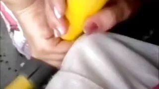 Mergina lazdos savo pirštus į savo pūlingas ir fucks save