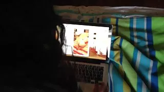 Rusijos mergina dirba dovana ant pikapo Gaidžio.