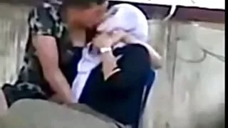 Nuostabus mulatė šuoliavo su jaučio akimi ant kamieno