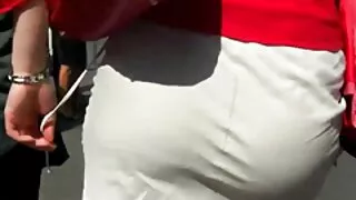 Mergina pirmą kartą taškymosi iš už juodas gaidys