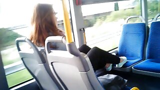 Mergina lyžis pūlingas