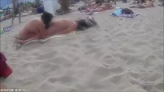 Brunetė mergina be liemenėlės ant kelio sucks sunku gaidys