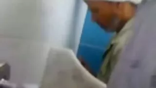 Žmona ryšius vyras ir rubs pūlingas su savo gaidys