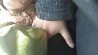 Studentas antblauzdžiai šokinėja ant vaikino gaidys