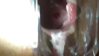 Vyrai įstūmė mergaitę į narvą ir pakliuvom ją iš visų pusių.
