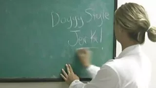 Fizikos mokytojas fucks dvi moksleivės, gangbang ir suteikia jiems teigiamus pažymius