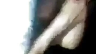 Mergina įdėta savo pirštus giliai į pūlingas ir baigė