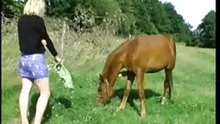 Mergina priešais kamerą grojimas pūlingas su pirštais