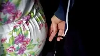 Krūtinė bab Babitter auklė pasidavė feisty vaikinai ant sofos