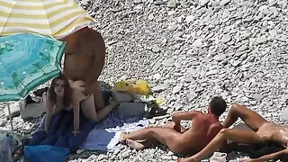 Analinis handjob sklandžiai persikėlė į karšto fuck