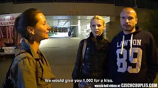 Mergina iš Japonijos undressed virtuvės ir būti