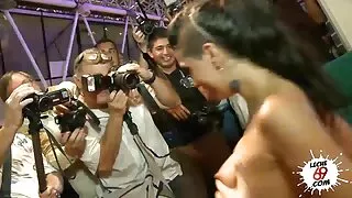 Karšta Brunetė malonu dude su gaidys ant fotoaparato.