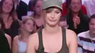 Jauna moteris nusiėmė savo šortus ir turėjo lytinių santykių