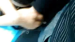 Vyras apgaudinėja savo vyrą su jauna moterimi ant slenksčio