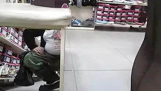 Mergina pakliuvom į sporto salę su jock