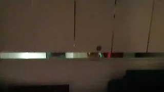 Mergina pakliuvom vaikinas ir gavo cum ant savo krūtinės
