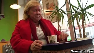 Spalvingas mergina masturbates ant miegamojo grindų