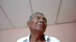 Dabar tai būtų gaidys makštyje, bet yra tik pirštai