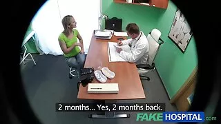 Apgaudinėjo vyras su jaunų kietajame gaidys