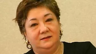 Jaunas vyras ant virtuvės stalo cums iš Grojimas