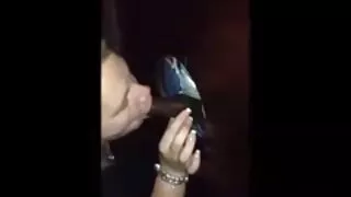 Ebony išsitraukia Šviesūs asile dėl gaidys