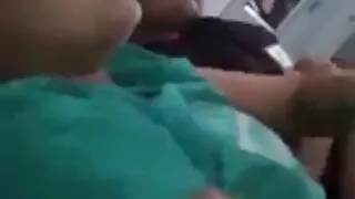Mergina tiesiai ant sniego grojimas makšties