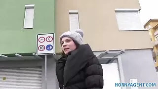 Stilingas blond prabangus krūtinę šokinėja ant gaidys