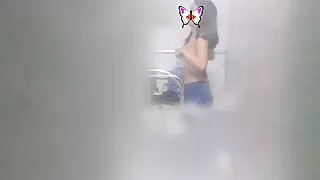 Mokytojas suteikia šilumos su savo moksleivės