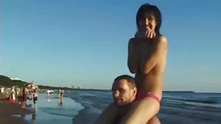 Brunetė Se salta šokinėja ant savo meilužio gaidys iš širdies